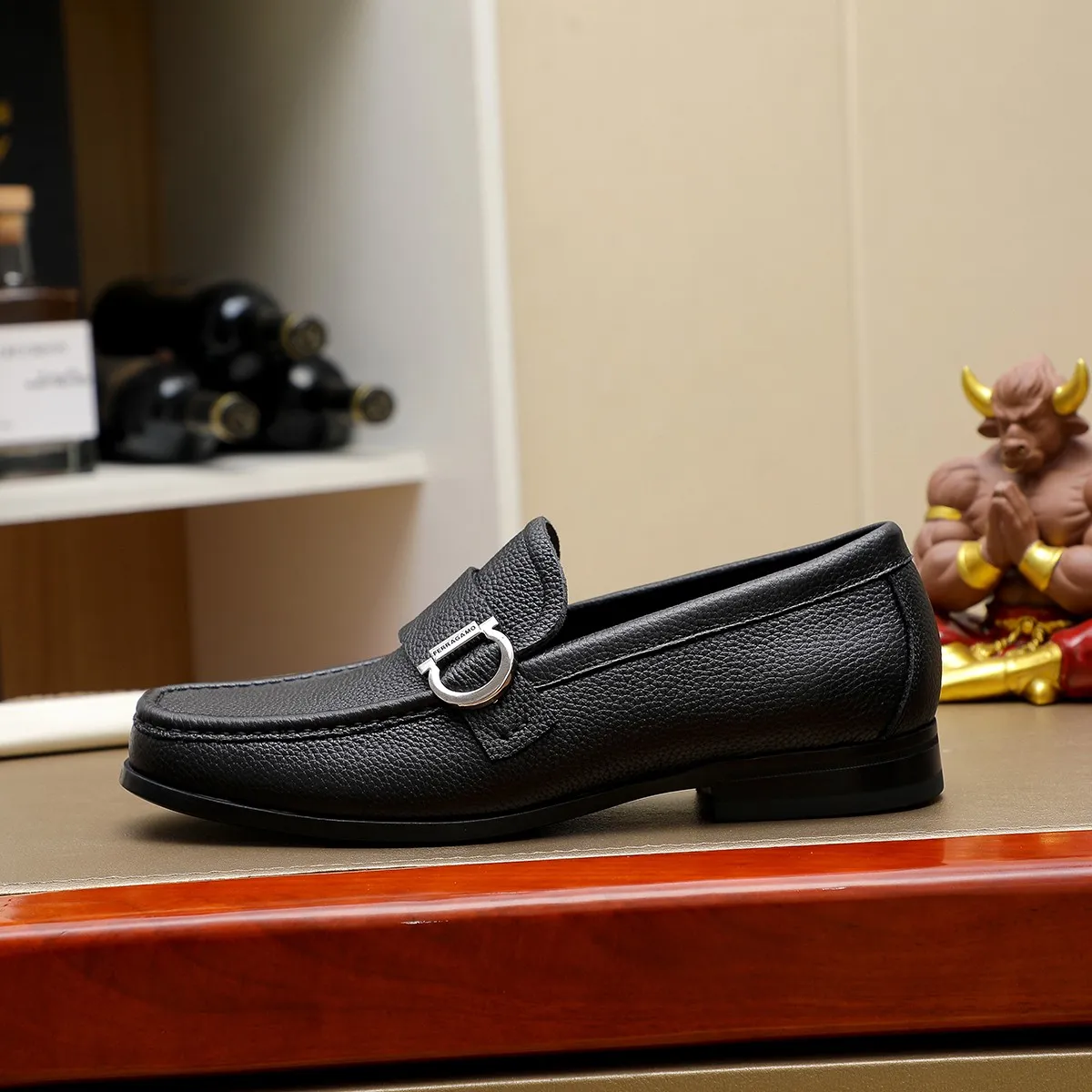 Men's shoes 💰460 🔥 Ferragamo new men's casual slip-on shoes 🇨🇳 Official website original 1:1 mold, original quality 💯 fine workmanship, high-end luxury ☘ The upper is made of imported Italian first-layer cowhide 🌴 Luxurious water dyeing 🐂 Leather lining 🍓 Rubber wear-resistant and non-slip outsole, breathable and comfortable to wear 🍍 The first choice for high-taste men, color optional! Code number 38-44 (45.46. Customized)